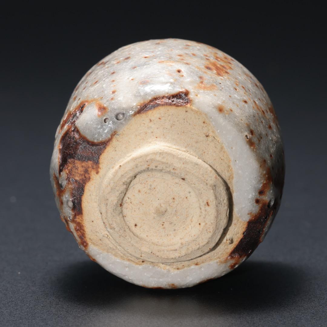 【ぐい呑・盃】 ねずみ志野 ぐい呑み 加藤春鼎作　共箱　R1189ダU