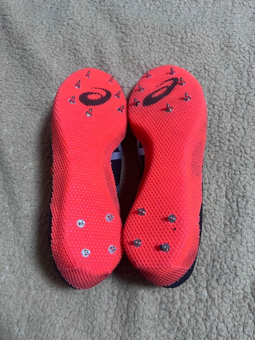 ASICS スパイクシューズ 黒/オレンジ