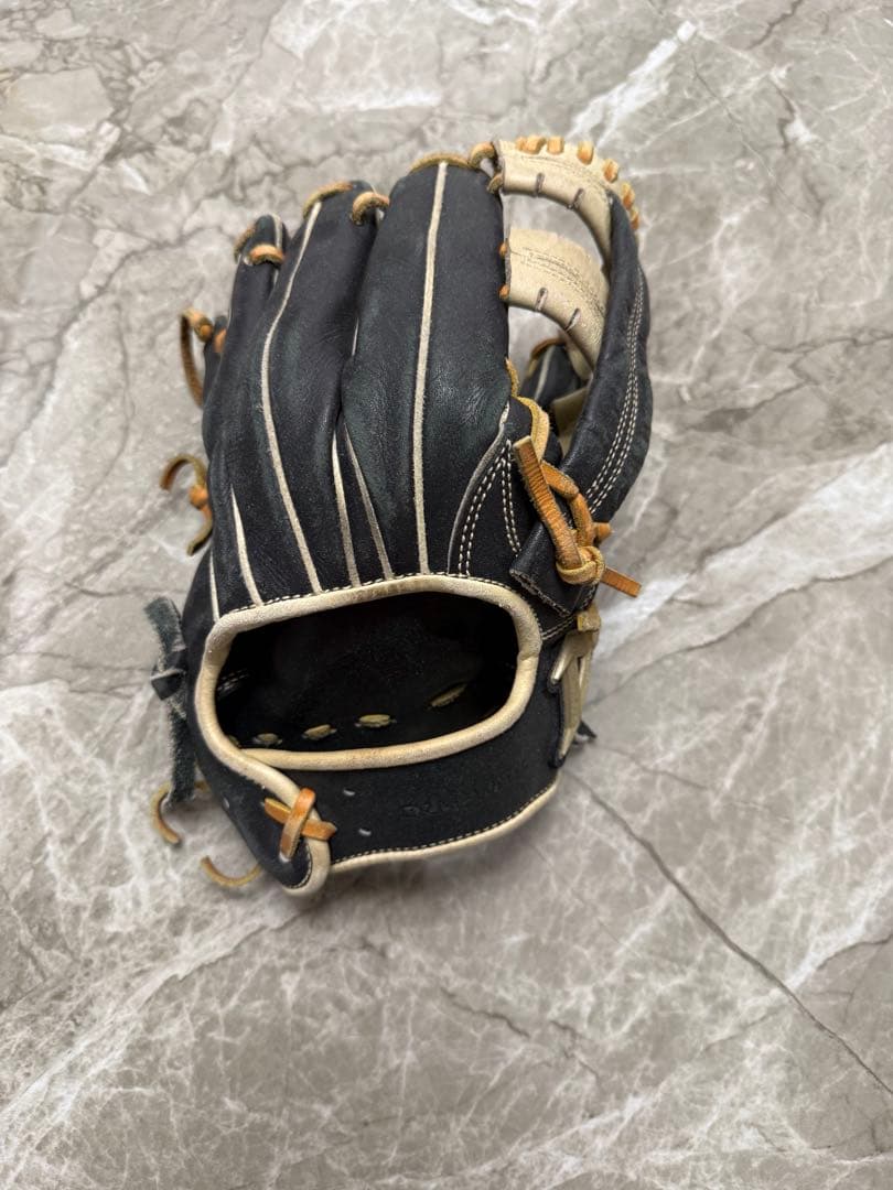 黒いレザー軟式グローブ