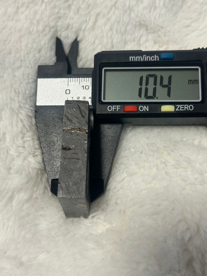 アルタイ鉄隕石。美しい長方形。約89.76g
