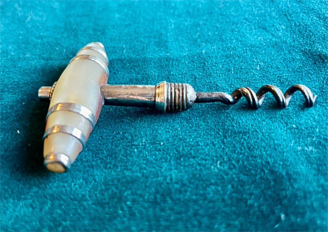 白蝶貝と銀製のコルクスクリュー