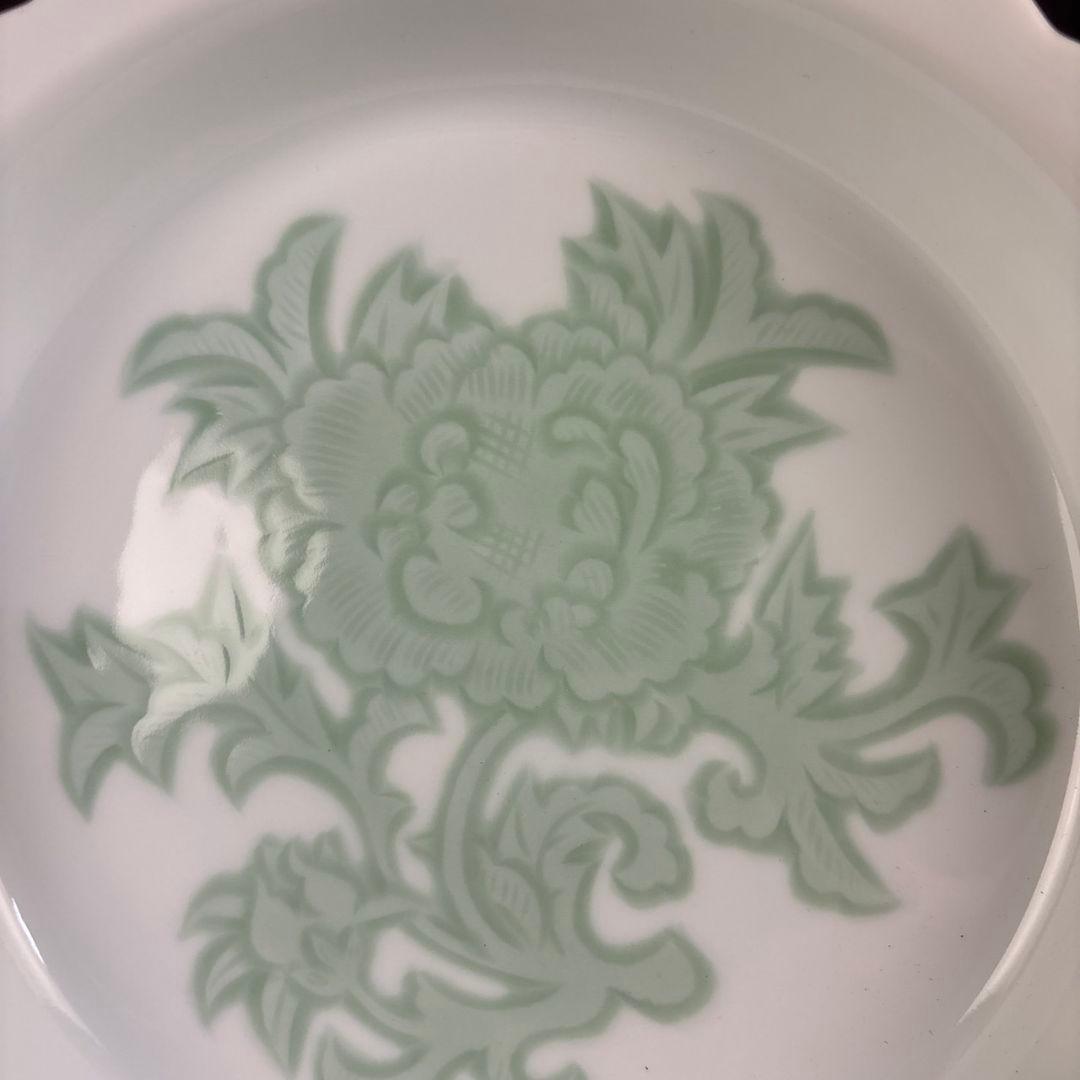 井上萬二　白磁緑釉牡丹彫文　皿　共箱