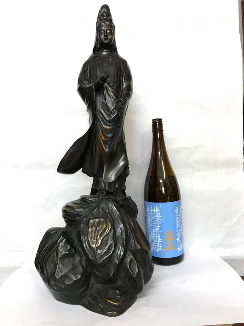 銅製:岩上白衣観世音菩薩立像