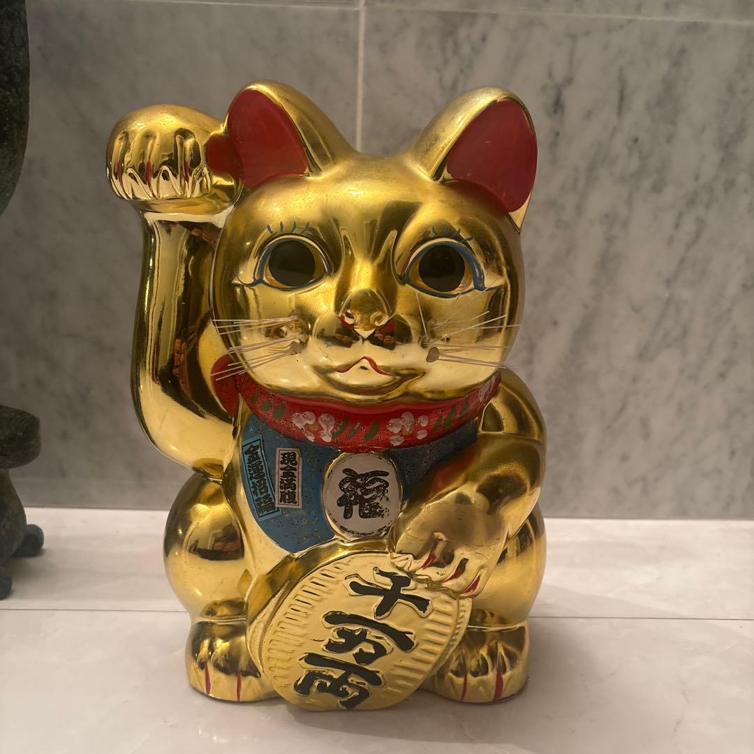 セブンスター様　ヴィンテージ手描きの瞳やまつ毛,前掛けが美しく黄金に輝く招き猫