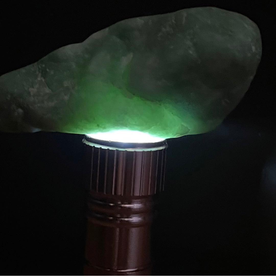 糸魚川 薄緑　翡翠原石 姫川