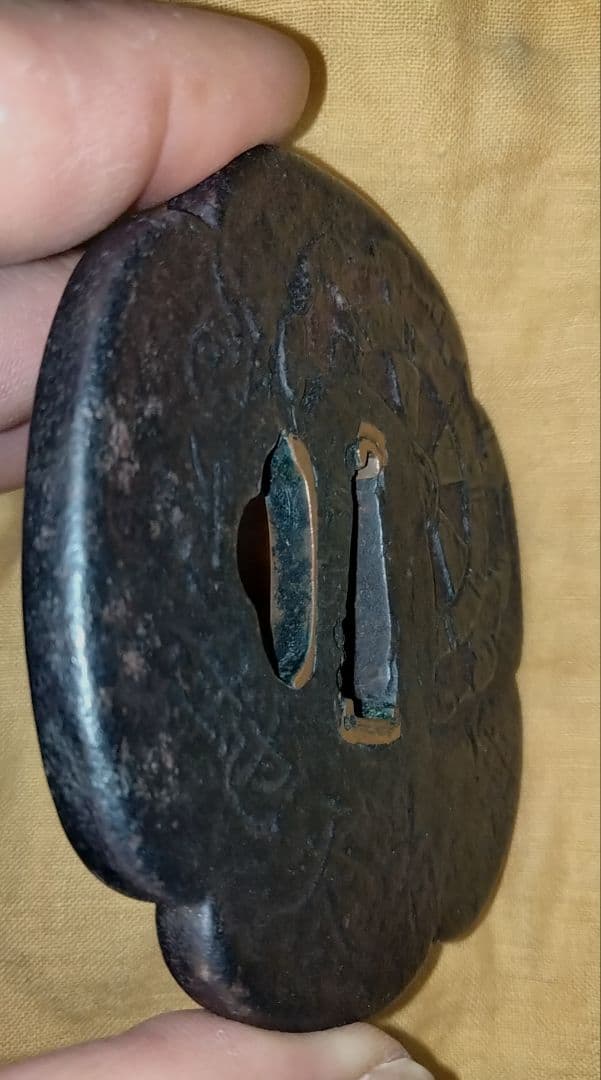 鉄地大鍔　鐔　(信家　水車詩文図)　桃山〜江戸時代　箱付き