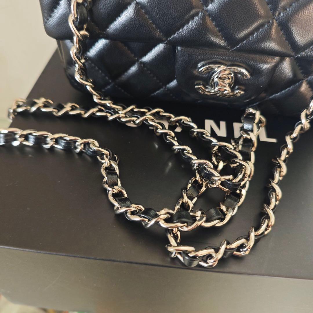 キルティングデザインのブラックショルダーバッグ、チェーンストラップ付き