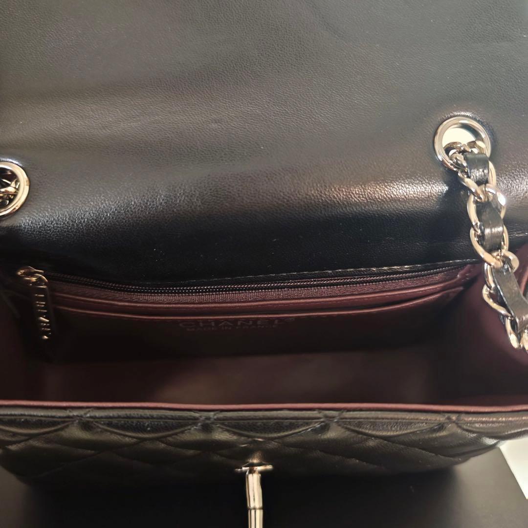 キルティングデザインのブラックショルダーバッグ、チェーンストラップ付き