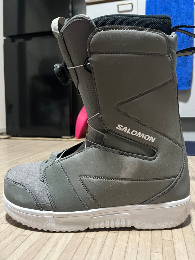サロモン(SALOMON)ブーツになります。