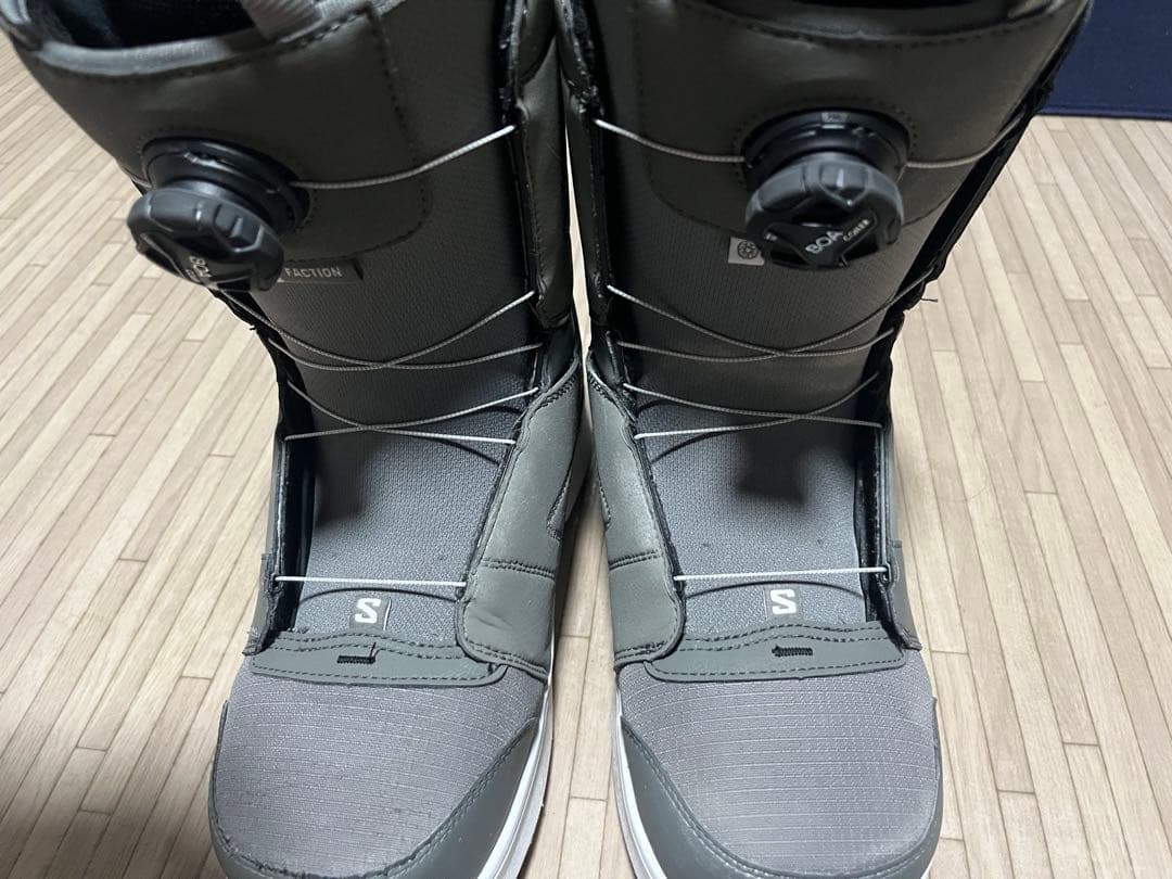 サロモン(SALOMON)ブーツになります。