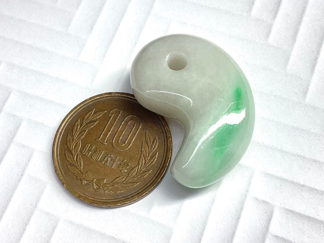 ✳premium一流の勾玉　コレクションレベルです‼️糸魚川翡翠淡いラベンダー入り