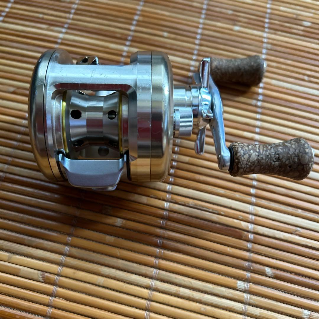 ダイワ　ミリオネア cv-z205 右ハンドル　外部調整ダイヤル