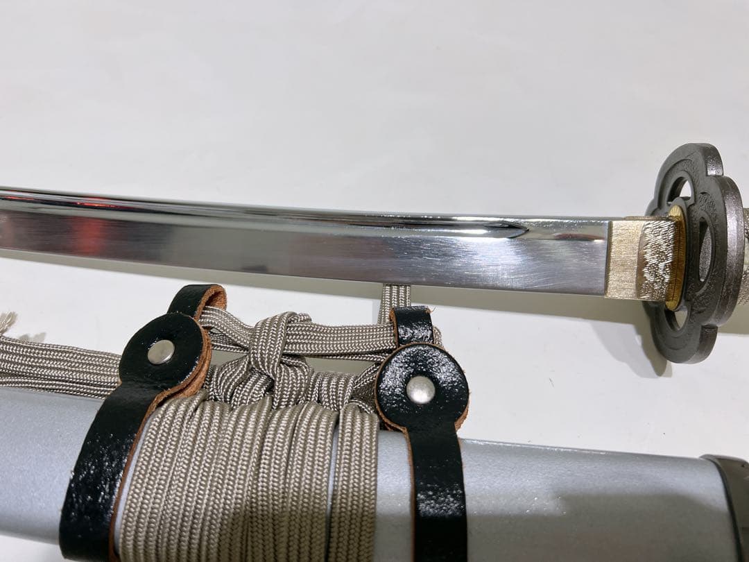 白色と銀色の二刀流刀　金属刀と木製刀の2本セット