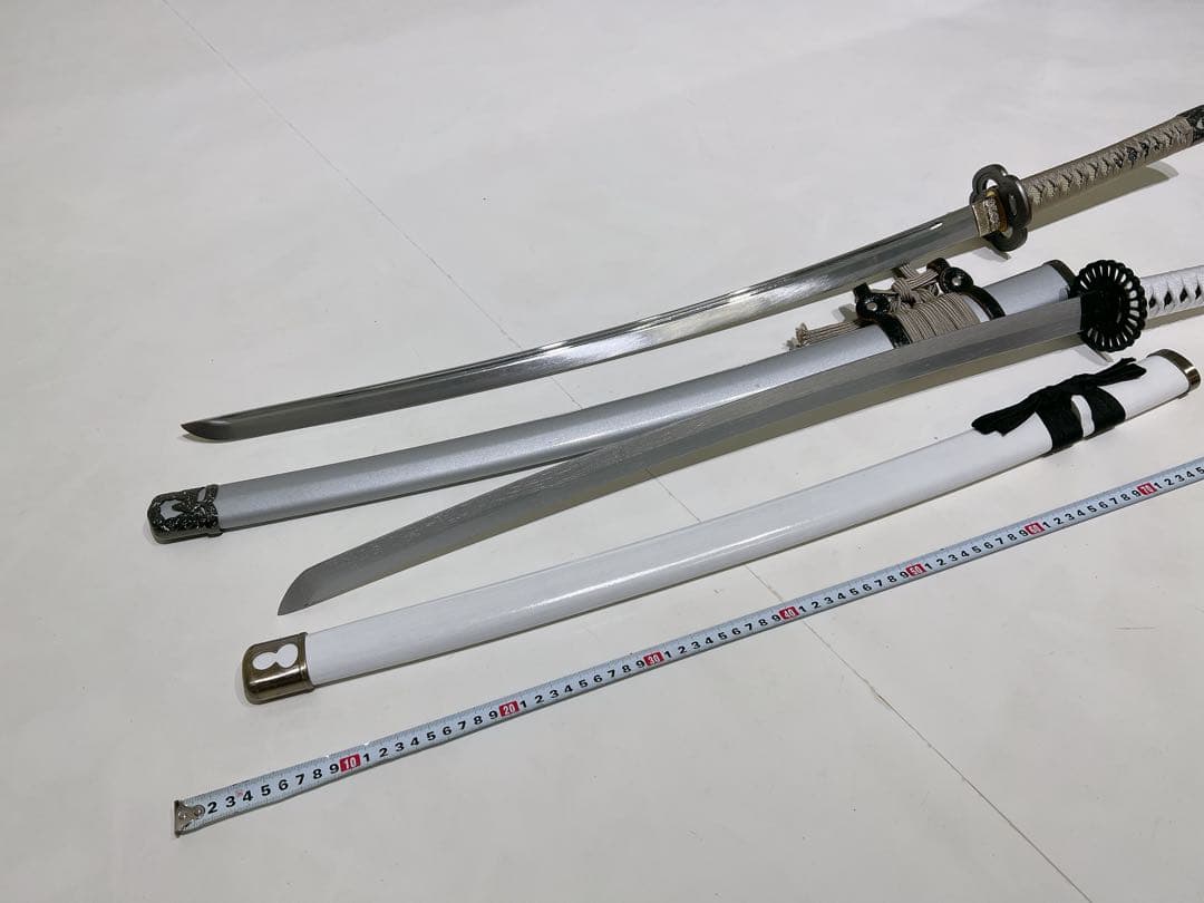 白色と銀色の二刀流刀　金属刀と木製刀の2本セット