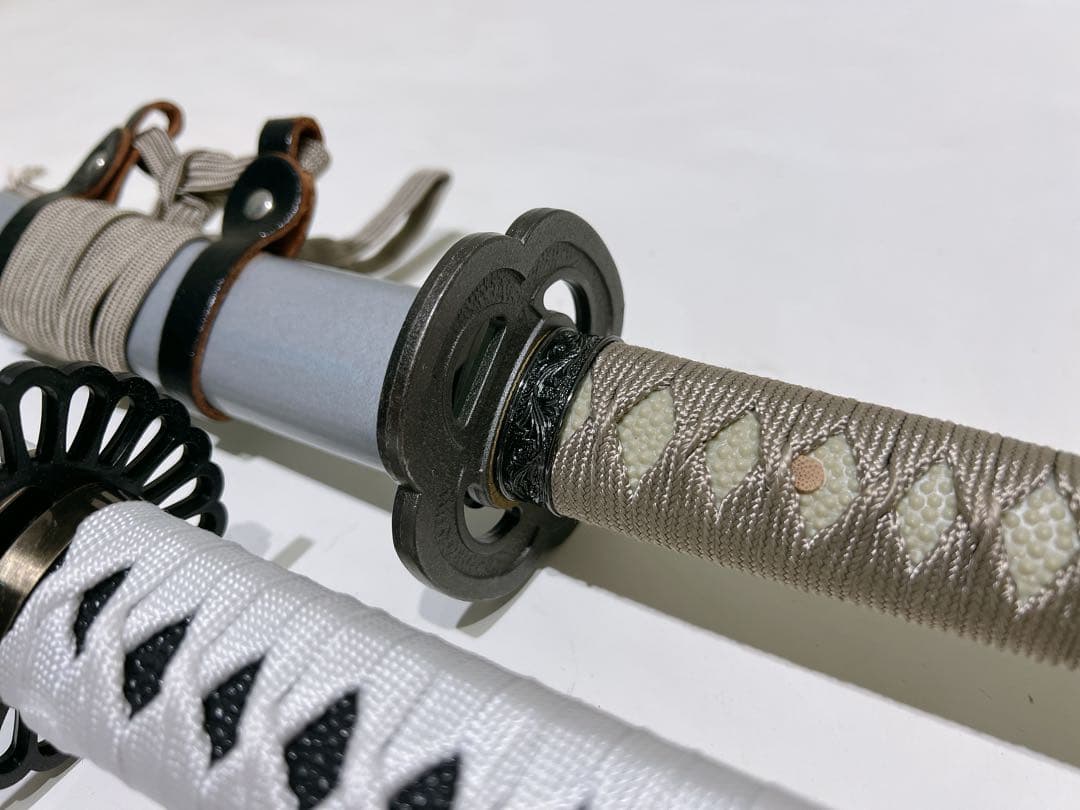 白色と銀色の二刀流刀　金属刀と木製刀の2本セット