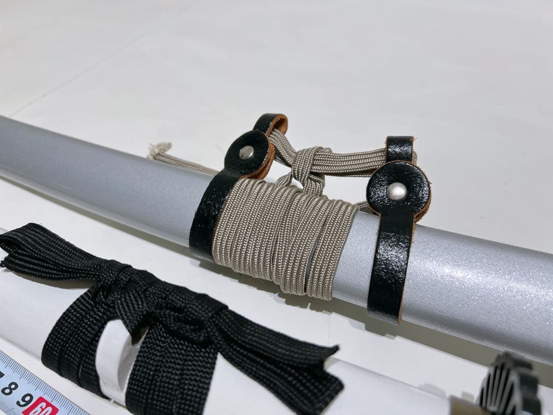 白色と銀色の二刀流刀　金属刀と木製刀の2本セット