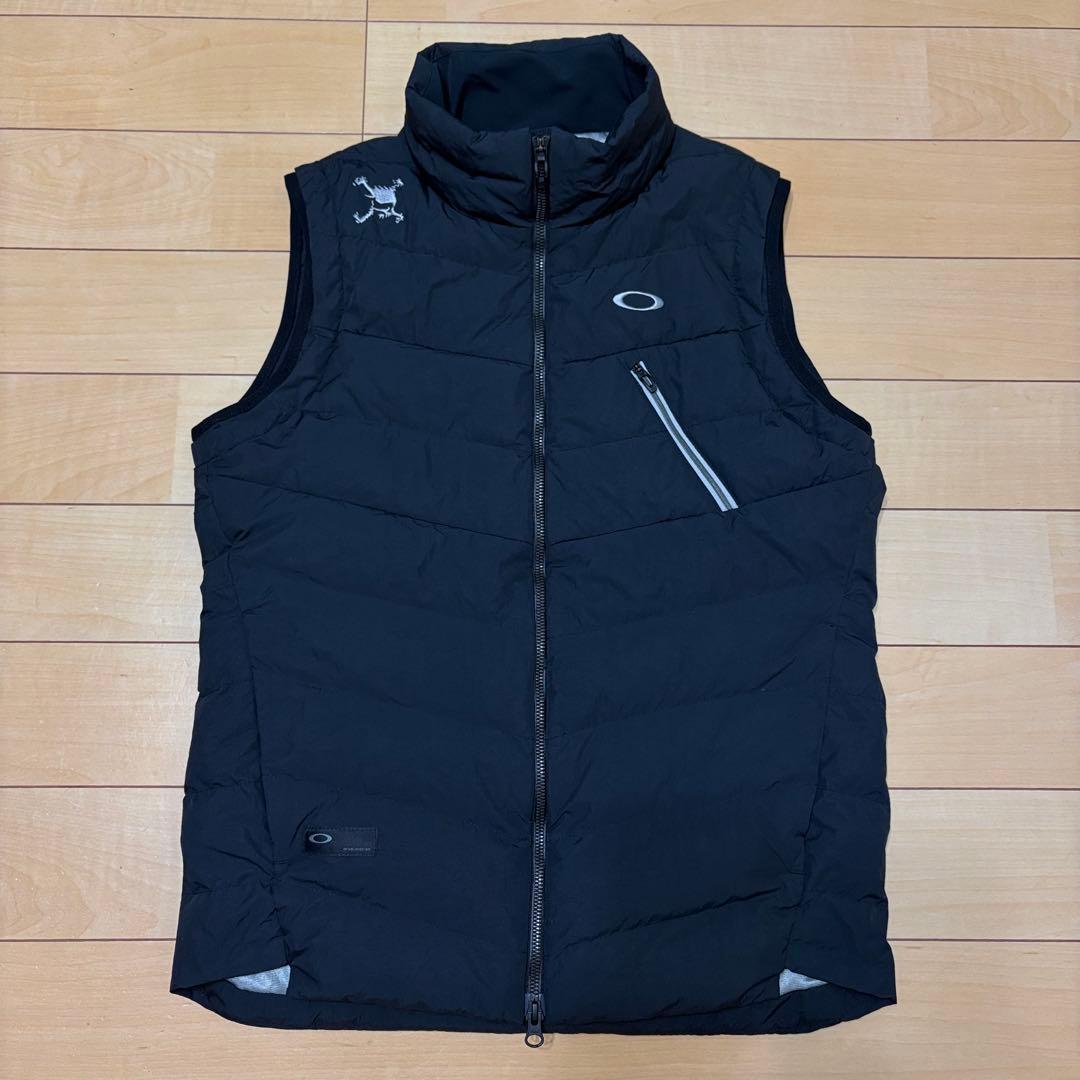 【美品】オークリー／スカル ダウンベスト／刺繍ロゴ　ブラック／M