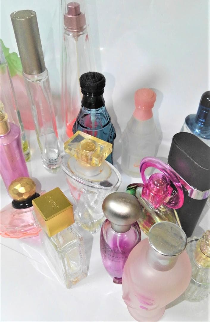 香水 空瓶 いろいろな香水のボトルのみ コレクションにいかが？ 送料無料　③