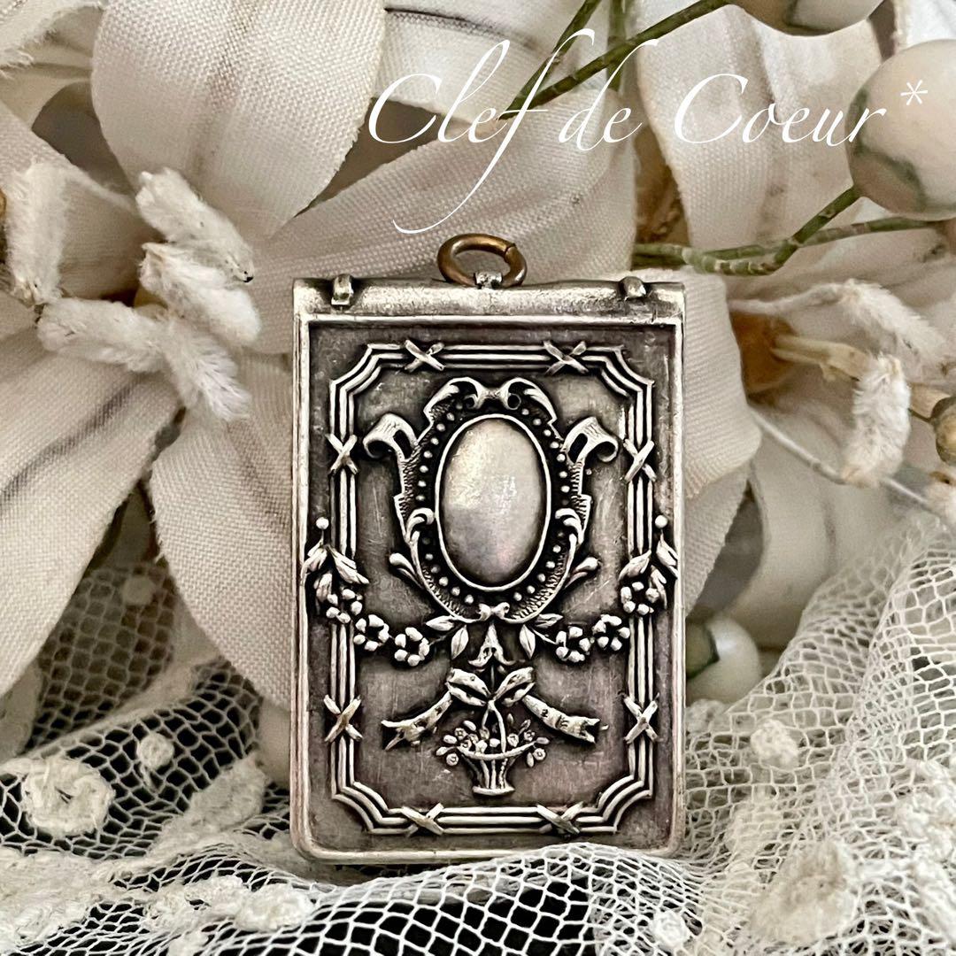 0126E フランスアンティーク ペンダントトップ ビスクドールアクセサリーにも