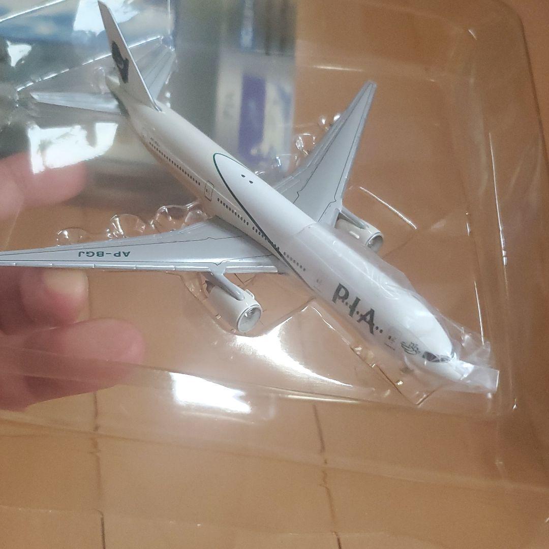 航空機・ヘリコプター PIA BOEING777-200