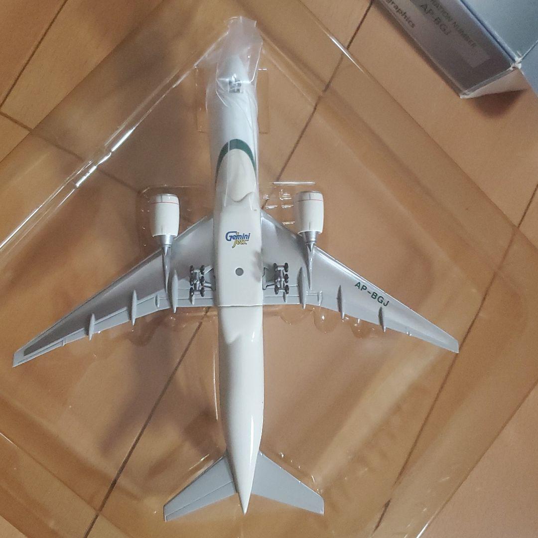 航空機・ヘリコプター PIA BOEING777-200