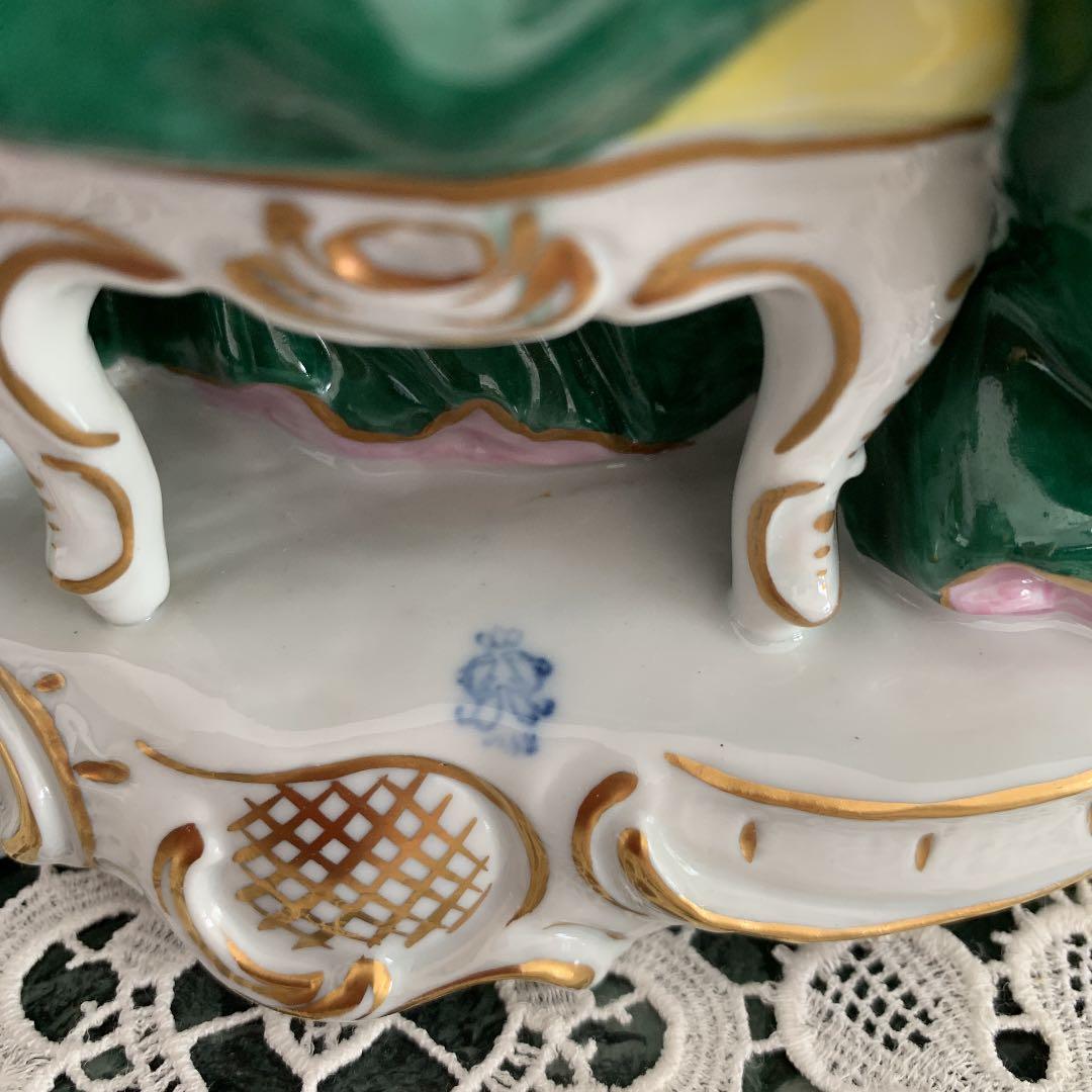 ドレスデン人形　「楽器を弾く貴婦人とオウム」