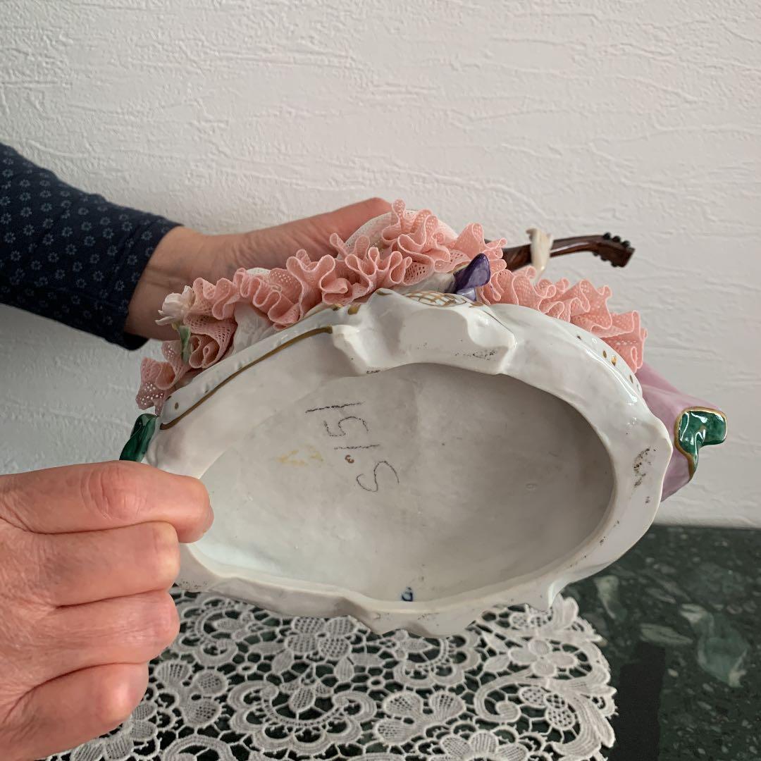 ドレスデン人形　「楽器を弾く貴婦人とオウム」