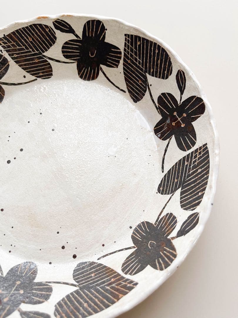 未使用品 陶芸家 鹿児島睦 モノトーン 黒の花図案のプレート　美術品