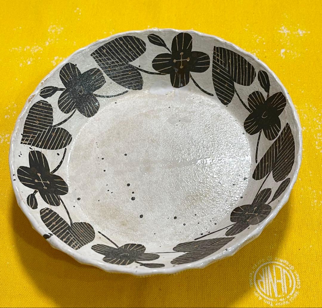 未使用品 陶芸家 鹿児島睦 モノトーン 黒の花図案のプレート　美術品