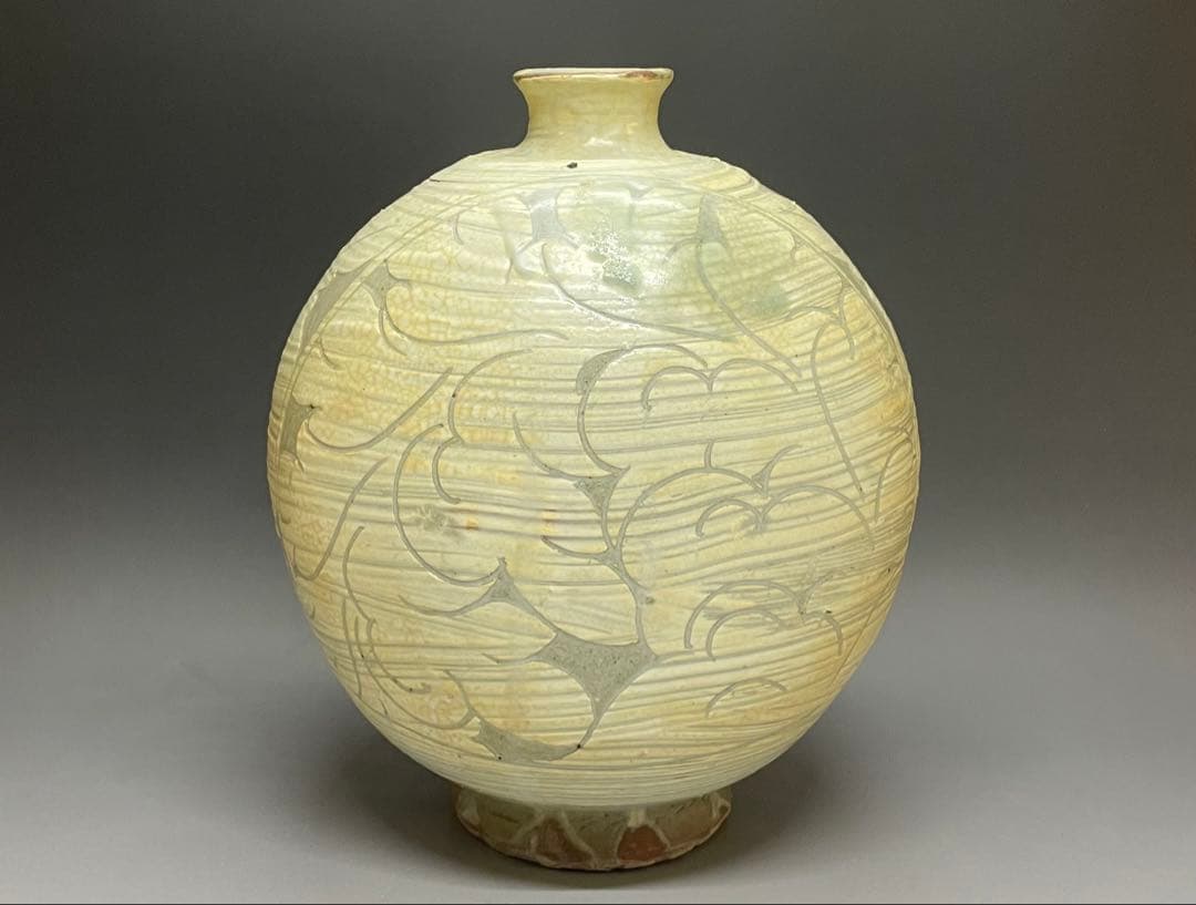 李朝　粉青沙器　扁壺　牡丹文　y023