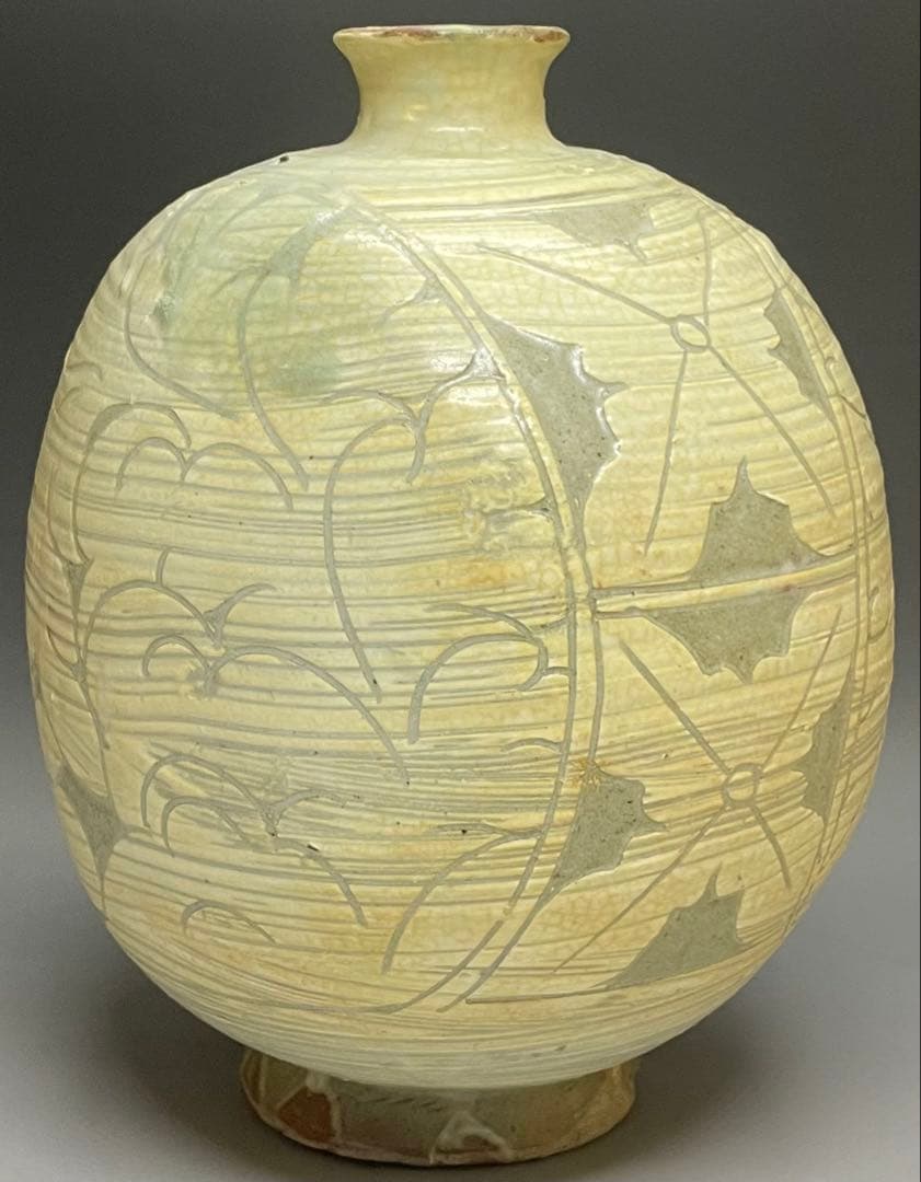 李朝　粉青沙器　扁壺　牡丹文　y023