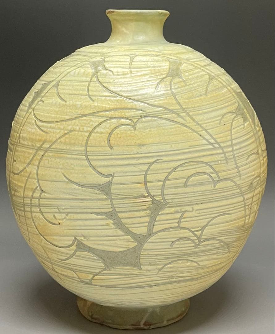 李朝　粉青沙器　扁壺　牡丹文　y023