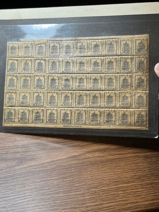 戦後昭和21年民間発行の平山切手法隆寺五重塔の50枚シート、やや傷みがあります。