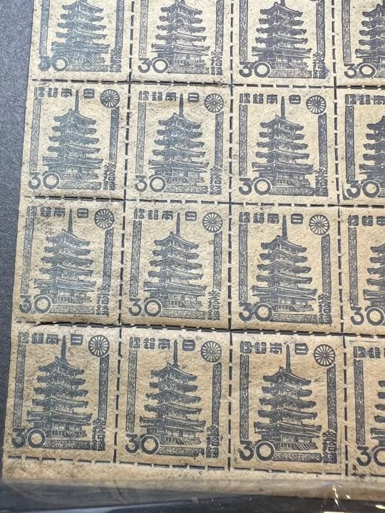 戦後昭和21年民間発行の平山切手法隆寺五重塔の50枚シート、やや傷みがあります。