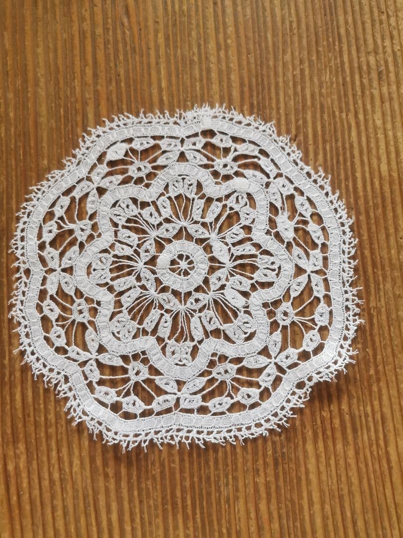 アンティークイタリア購入 ボビンレース編み リーフ＆フラワー ホール技法ドイリー