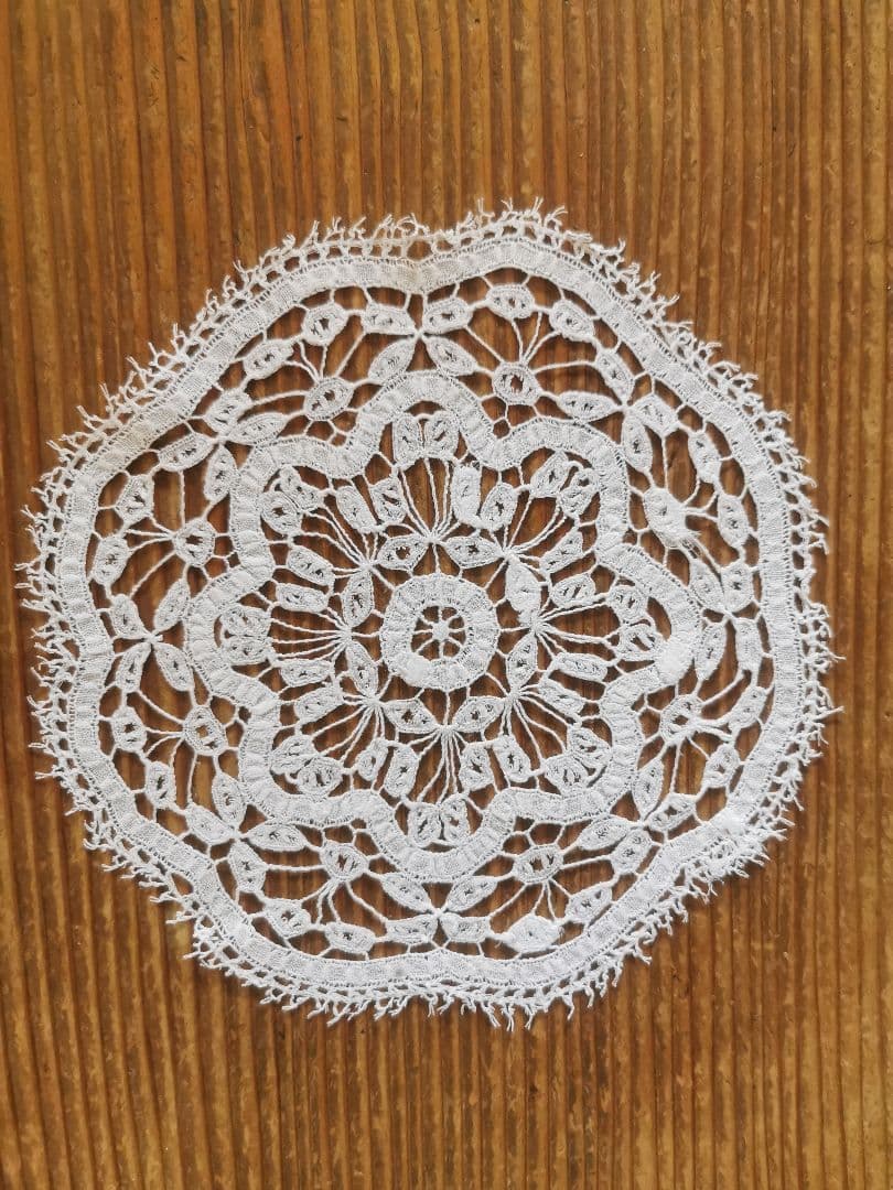 アンティークイタリア購入 ボビンレース編み リーフ＆フラワー ホール技法ドイリー