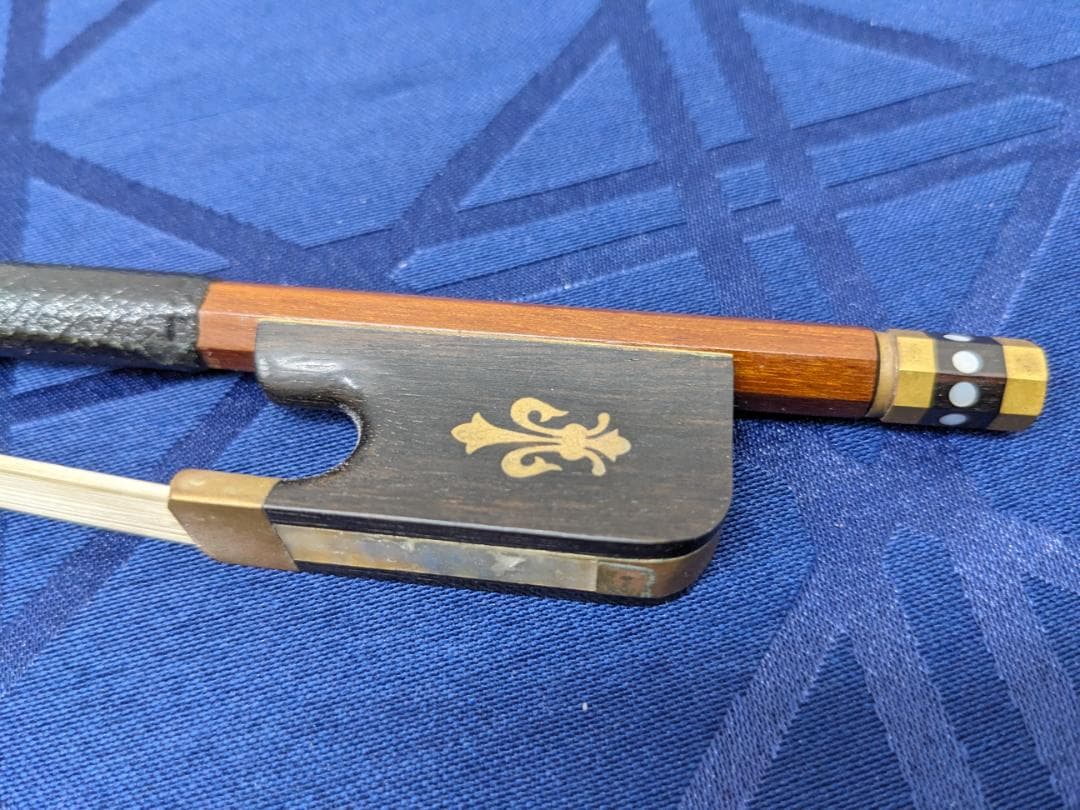 ビオラ弓　金色？のパーツに素敵な文様入り