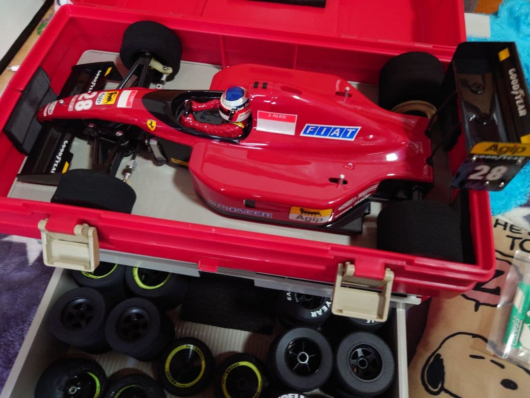 ＲＣフェラーリ Ｆ１８７＋京商PIT BOX(部品、タイヤ６セット)