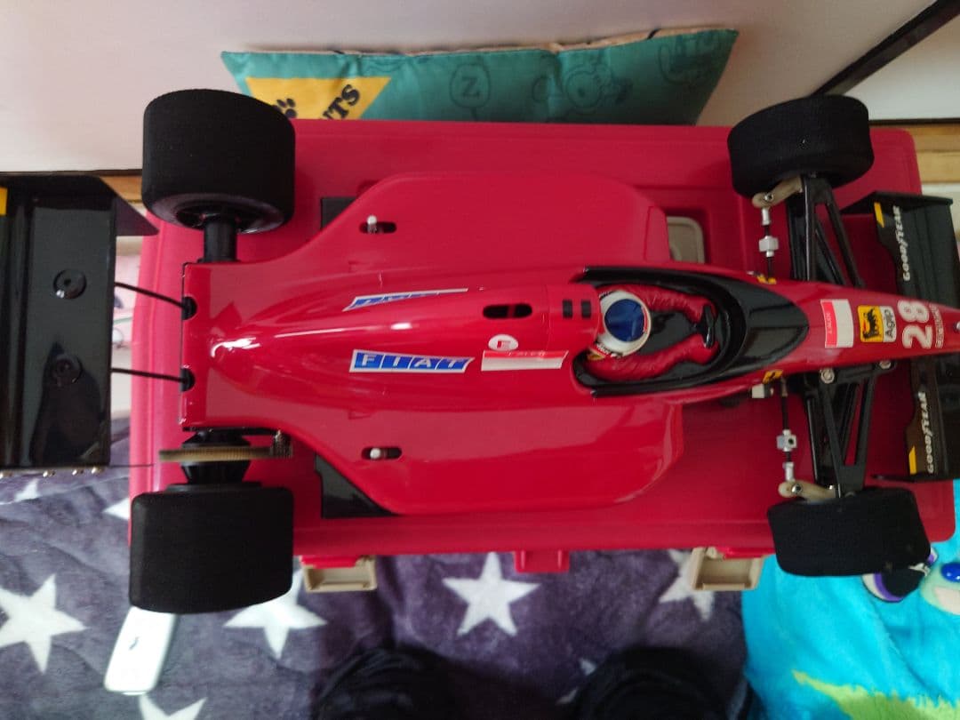 ＲＣフェラーリ Ｆ１８７＋京商PIT BOX(部品、タイヤ６セット)