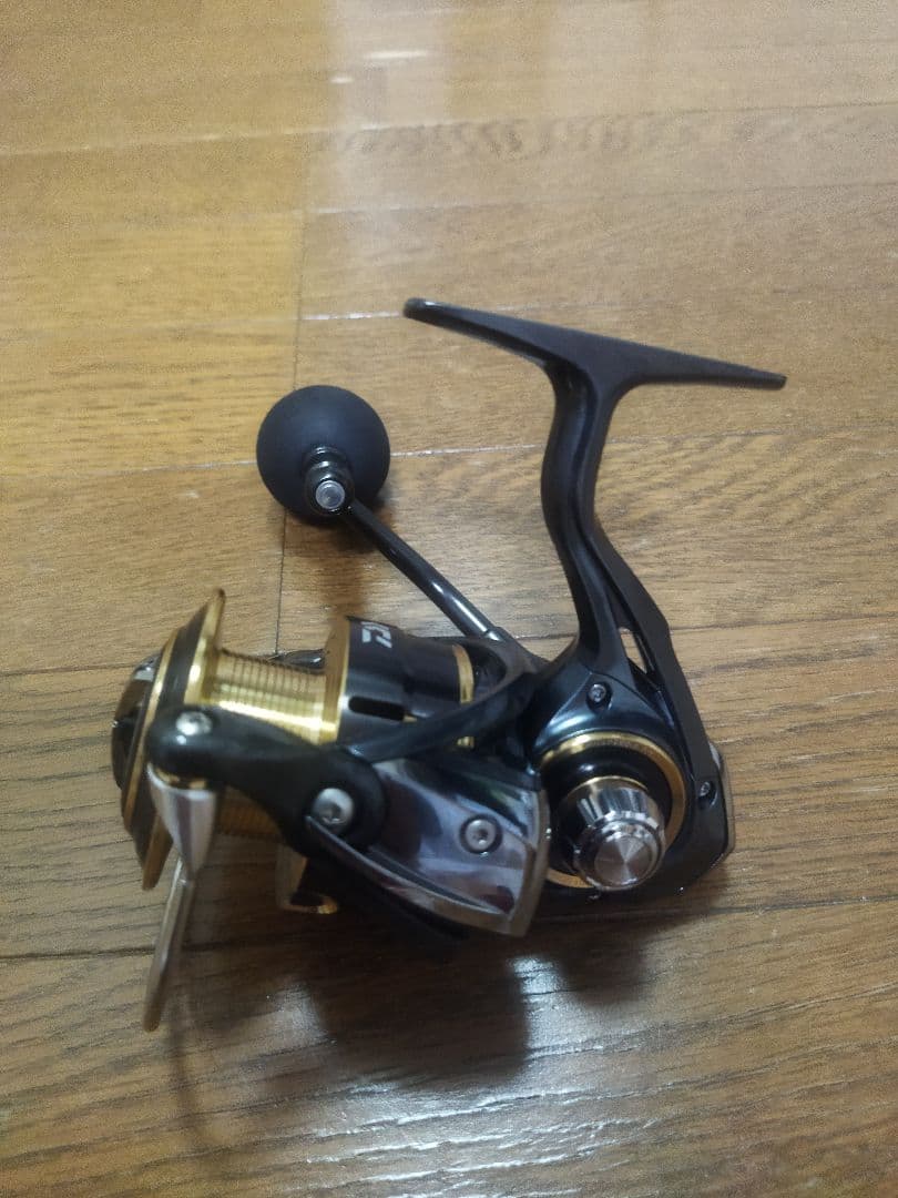 DAIWA スピニングリール ブラック/ゴールド