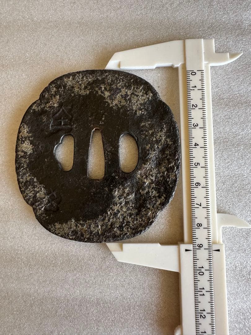 鍔 古鍔 鉄地 鐔　鉄地つば 刀装具 古美術 時代物 26A4