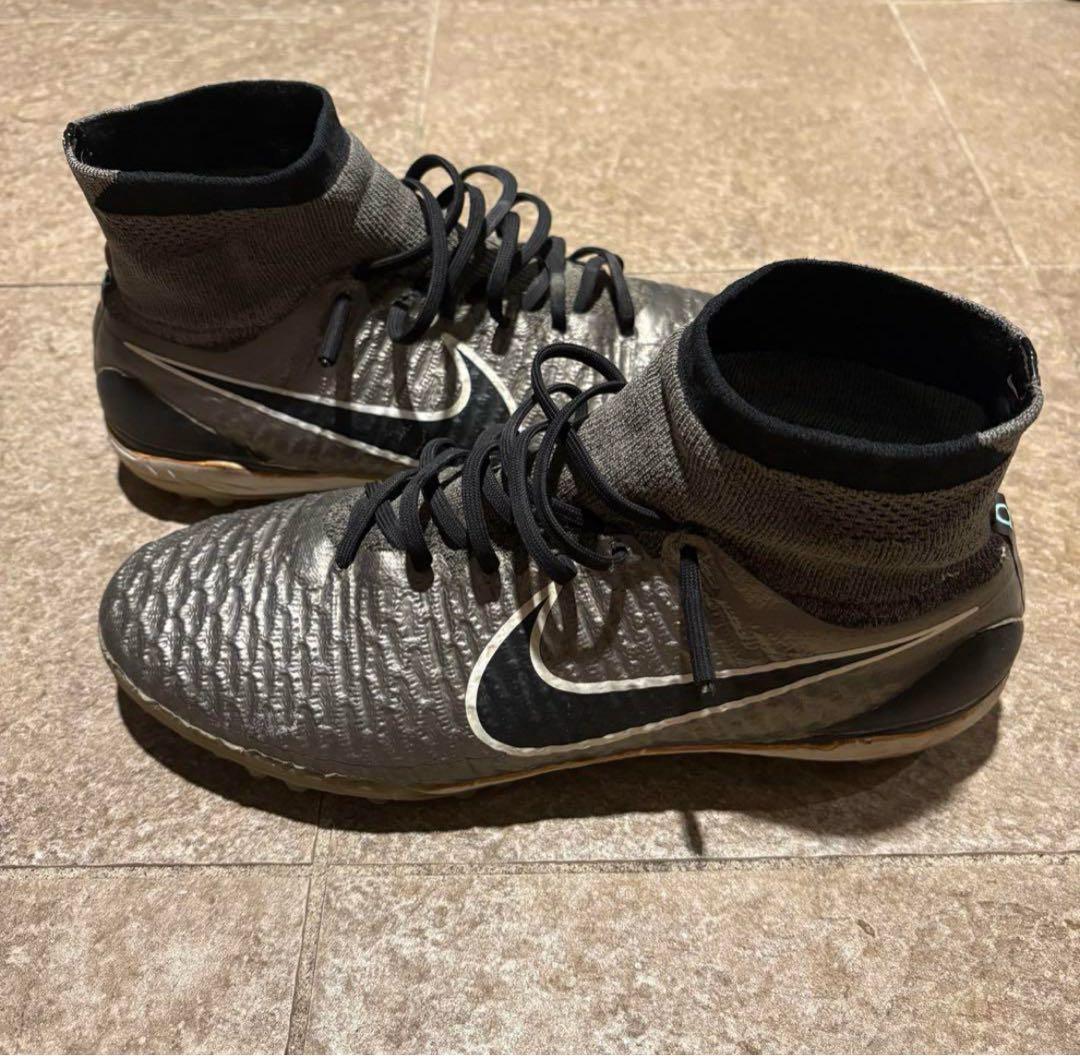 ナイキ マジスタオブラ　サッカー　トレーニングシューズ　フットサル