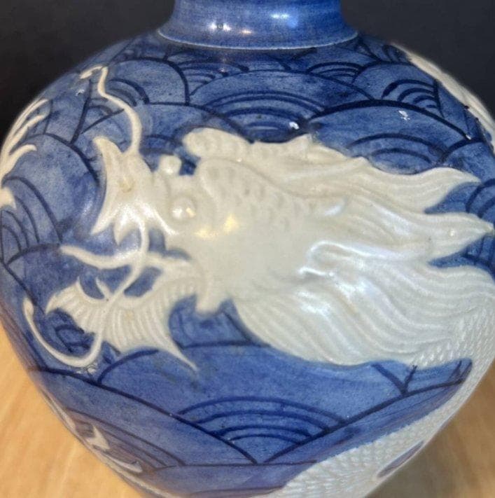 S8025　大明宣徳年製銘　明宣徳時代　中国骨董　青花　浮彫白龍海水紋梅瓶