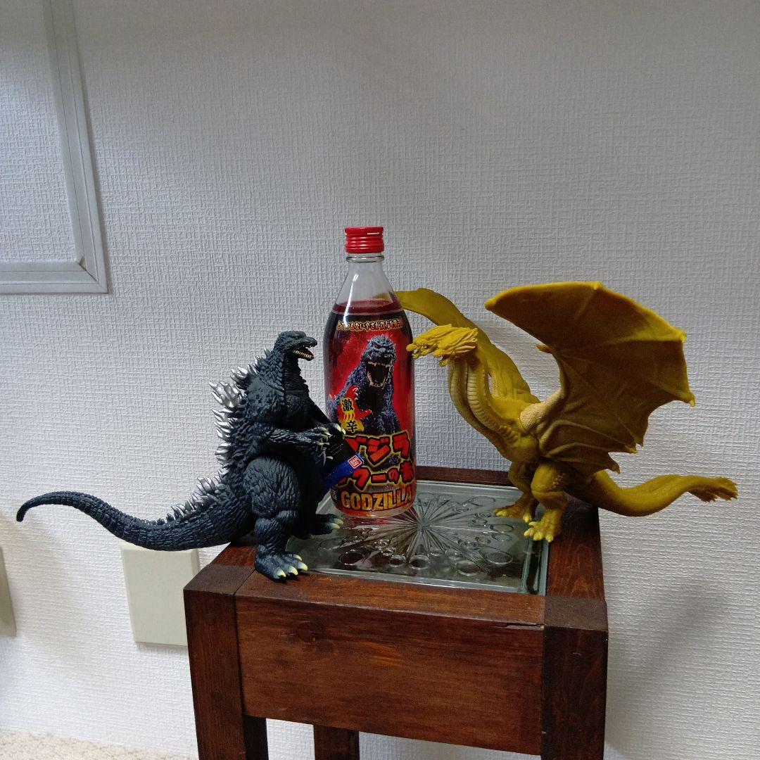 ゴジラ・キングギドラ フィギュア・リキュール激辛３点セット新品
