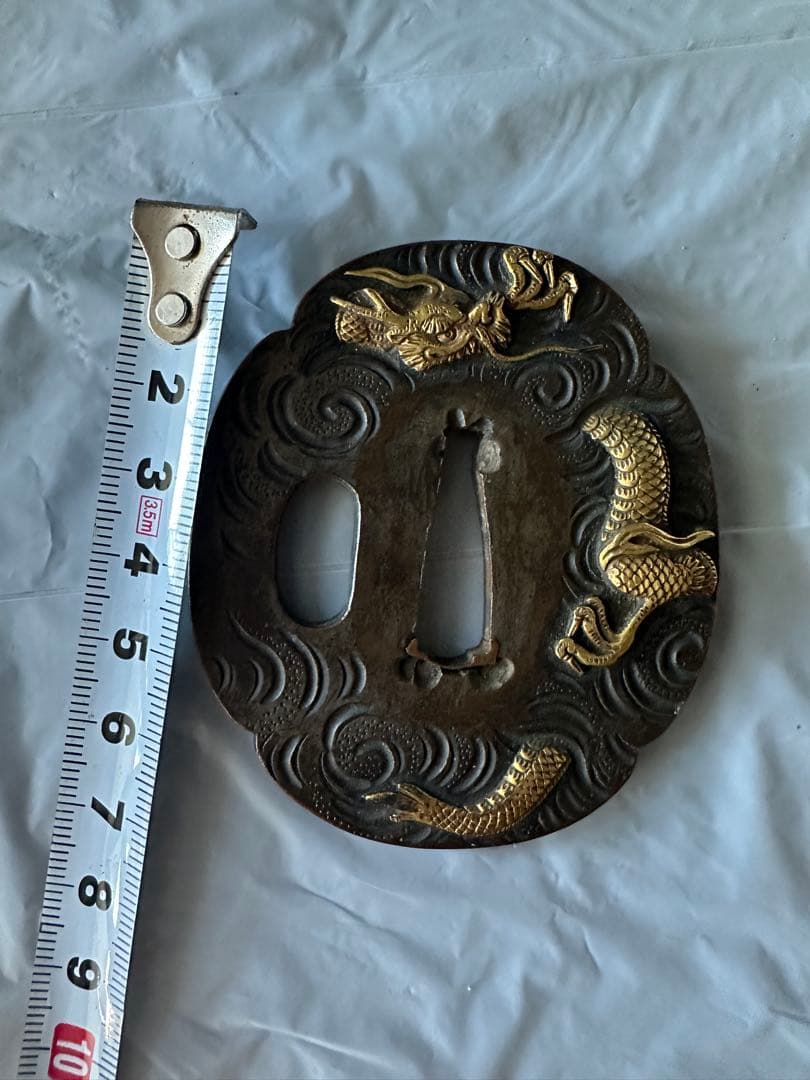 竜と波模様の鍔(つば)骨董品