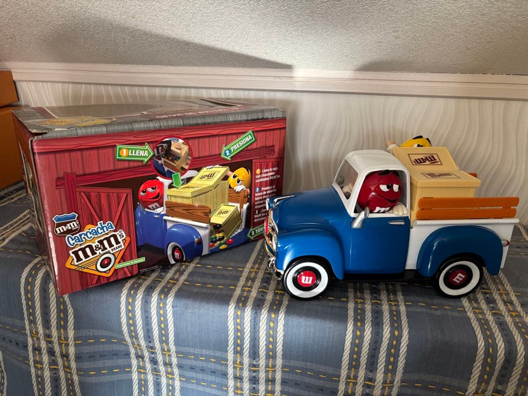 M&M's トラック チョコレートディスペンサー
