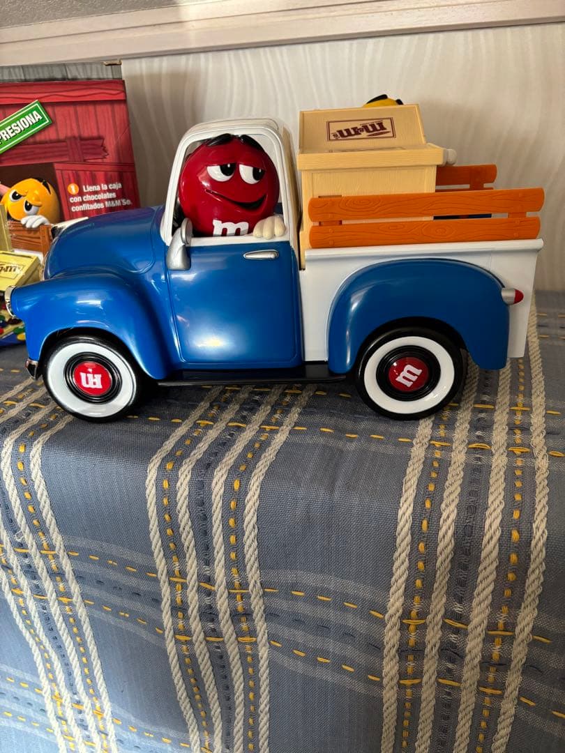 M&M's トラック チョコレートディスペンサー