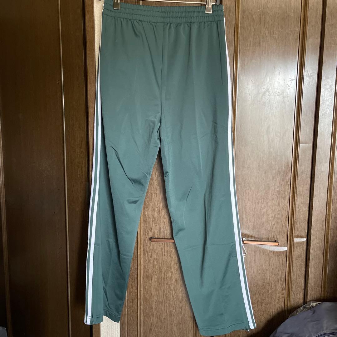 新品タグ付きadidas トレフォイルロゴ　ミリタリーグリーン ジャージパンツ