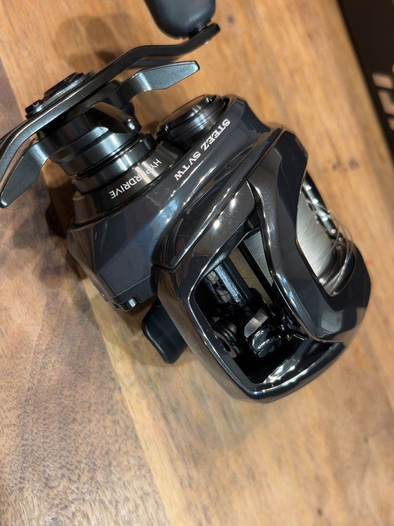 美品 ダイワ 24スティーズSV TW XH 右ハンドル ライン付