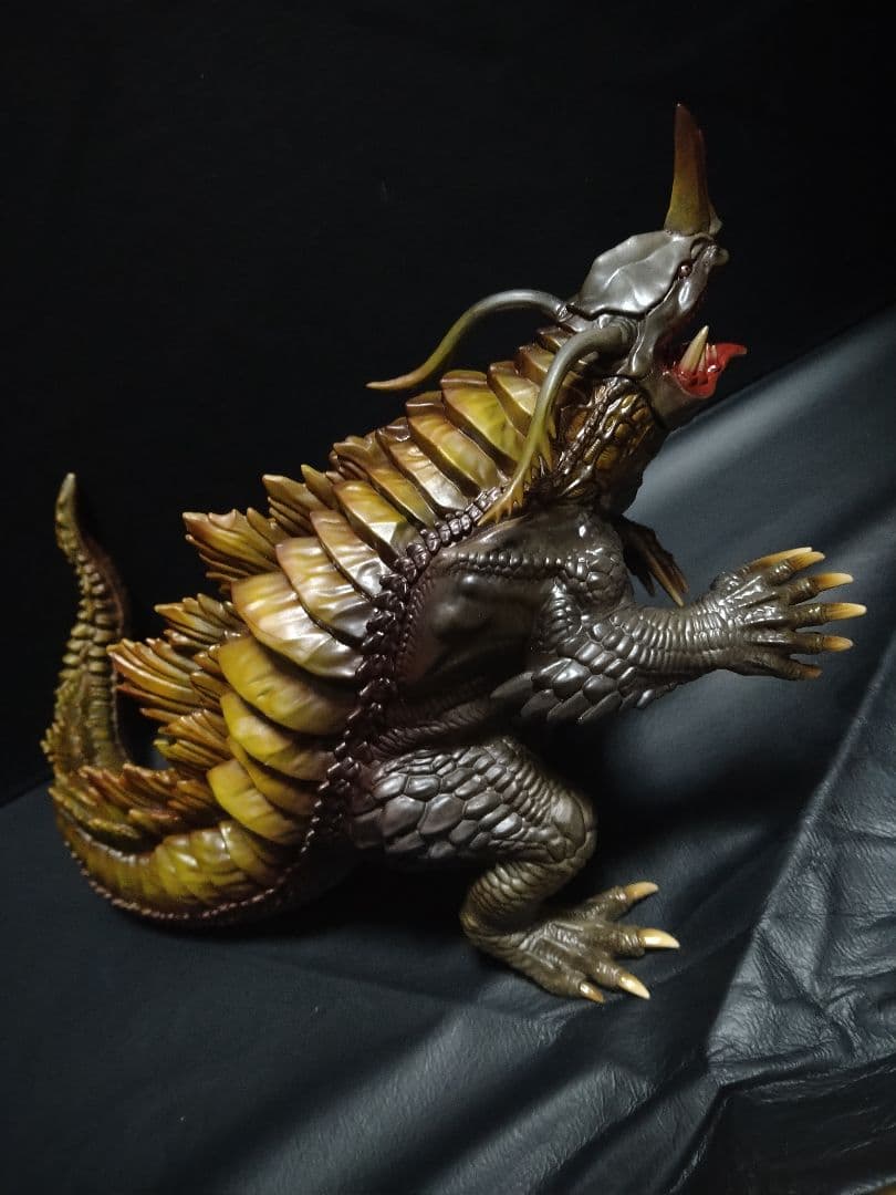 海洋堂　メガソフビ　透明怪獣 ネロンガ　完成品